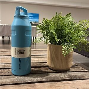 NWT STANLEY ICEFLOW BOTTLE WITH CAP AND CARRY LID 50 OZ Blue